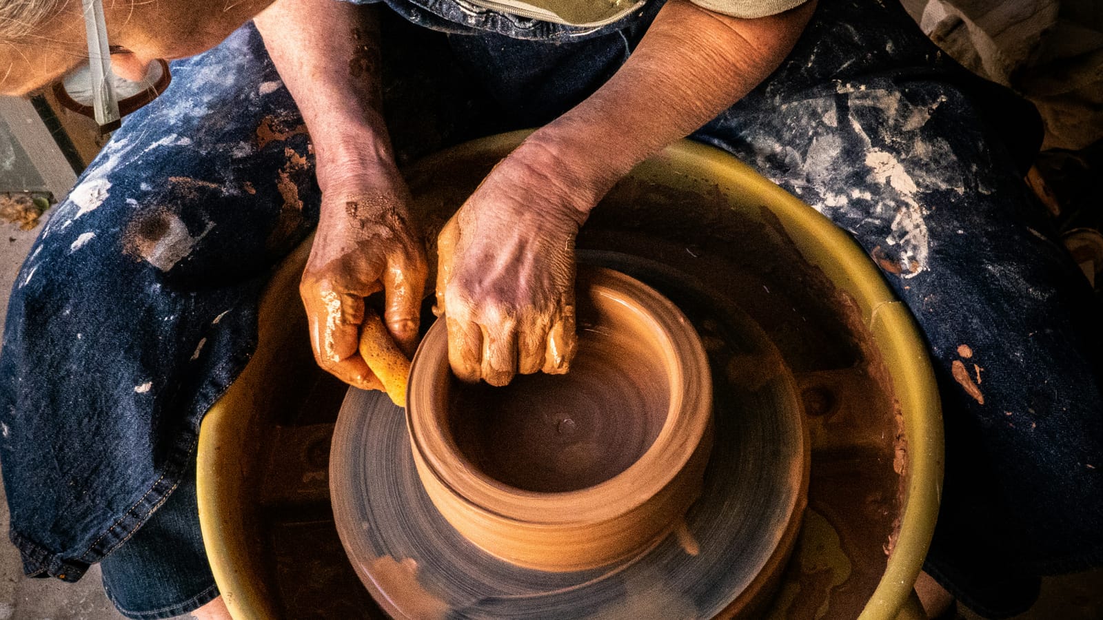 Manos trabajando arcilla