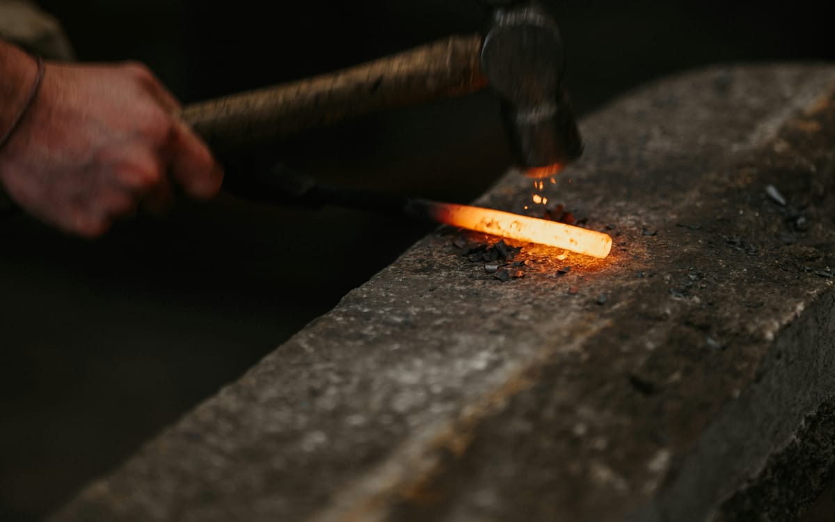 Manos de un alfarero modelando una pieza al torno