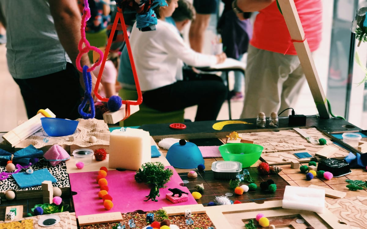 Niños pintando en un taller infantil